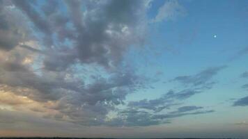 hoch Winkel Aussicht von Luton Stadt von England während Sonnenaufgang mit dramatisch Wolken Über Blau Himmel. Bild war gefangen mit Drohnen Kamera auf Juli 8., 2023 video