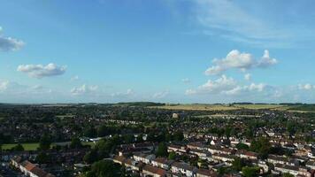 aéreo Visão do residencial distrito e real Estado casas com rua às luton Cidade do Inglaterra Reino Unido. cenas estava capturado com drones Câmera em Julho 9º, 2023 video