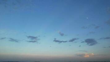 hoch Winkel Aussicht von Luton Stadt von England während Sonnenaufgang mit dramatisch Wolken Über Blau Himmel. Bild war gefangen mit Drohnen Kamera auf Juli 8., 2023 video