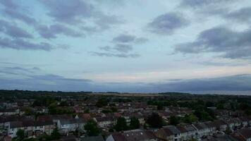 hoch Winkel Aufnahmen von Wolken und Himmel Über das Luton Stadt von England Vereinigtes Königreich während Sonnenuntergang. Juli , 2023 video