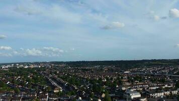 Antenne Aussicht von Wohn Kreis und echt Nachlass Häuser mit Straße beim Luton Stadt, Dorf von England Vereinigtes Königreich. Aufnahmen war gefangen mit Drohnen Kamera auf Juli 9., 2023 video