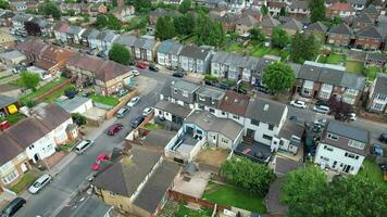 hoch Winkel Aufnahmen von Luton Stadt von England Vereinigtes Königreich während wolkig Tag. Juli 17., 2023 video