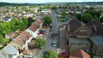 hoch Winkel Aufnahmen von Luton Stadt von England Vereinigtes Königreich während wolkig Tag. Juli 17., 2023 video