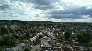 alto angolo metraggio di luton città di Inghilterra UK durante nuvoloso giorno. luglio 17, 2023 video