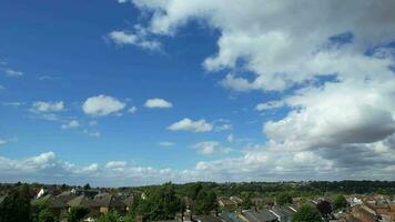 hoch Winkel Aussicht von schnell ziehen um dramatisch Wolken und Himmel Über das Luton Stadt von England Vereinigtes Königreich video