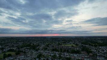 hoch Winkel Aufnahmen von Wolken und Himmel Über das Luton Stadt von England Vereinigtes Königreich während Sonnenuntergang. Juli , 2023 video
