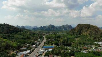 4k aereo metraggio di paesaggio e calcare montagne, ao nang, Krabi video