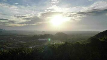 4k antenne beeldmateriaal van landschap en kalksteen bergen, oa nag, krabi video