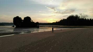 4k Antenne Aufnahmen von Sonnenuntergang beim noppharat thara Strand im ao nang, Krabi video