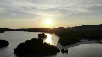 4k aereo metraggio di tramonto a noppharat thara spiaggia nel ao nang, Krabi video