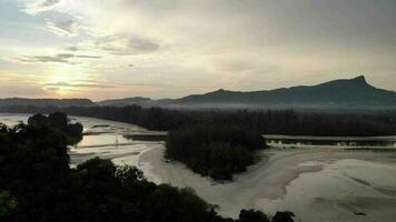 4k aereo metraggio di tramonto a noppharat thara spiaggia nel ao nang, Krabi video