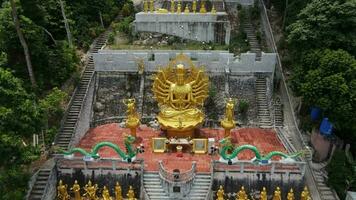 4k aéreo imágenes de un chino templo en ao no, krabi video