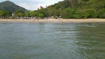 4k aéreo imágenes de aonang playa en ao no, krabi video