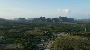 4k aereo metraggio di paesaggio e calcare montagne, ao nang, Krabi video