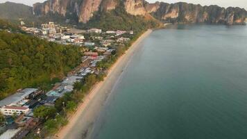 4k antenn antal fot av aonang strand i ao nang, krabi video