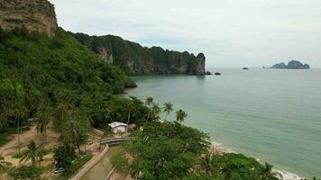 4k aereo metraggio di aonang spiaggia nel ao nang, Krabi video