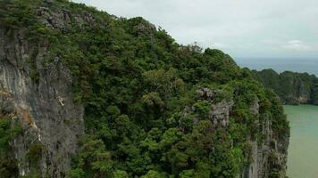 4k antenne beeldmateriaal van landschap en kalksteen bergen, oa nag, krabi video