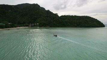 4k aéreo imágenes de loh dalum playa en koh fi fi don, krabi, Tailandia - blanco arena playa, largo cola barco y kayak video