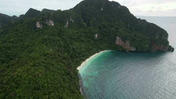 4k aéreo imágenes de mono playa en koh fi fi don, krabi, Tailandia - blanco arena playa, cristal claro agua, caliza acantilado video