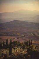 toscana campos y carreteras a el puesta de sol. Italia. foto