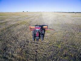 tractor y maquinaria agrícola , sembrando, la pampa, argentina foto