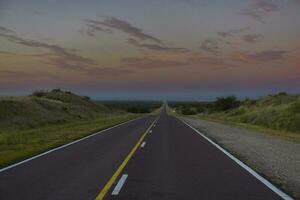 la carretera en el pampa llano,la pampa provincia, Patagonia, argentina foto