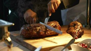 culinario experto hábilmente rebanar un suculento medio bien cocido carne con precisión y arte, demostrando el arte de un Maestro cocinero video