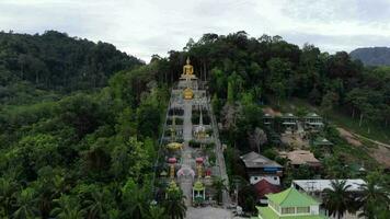 4k aereo metraggio di un' Cinese tempio nel ao nang, Krabi video