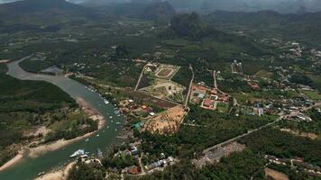 4k antenne beeldmateriaal van landschap en kalksteen bergen, oa nag, krabi video