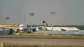 frankfurt am huvud, Tyskland juli 18, 2017 - latam flygbolag chile boeing 787 taxning till de bana innan avresa. flyg är redo till ta av video