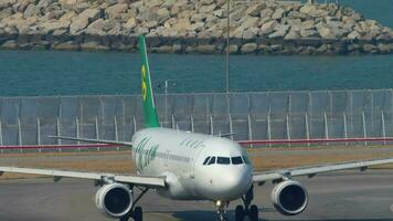 hong kong novembro 10, 2019 - Primavera companhias aéreas airbus A320 taxiando para a pista para saída às hong kong internacional aeroporto. video