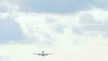 Aufnahmen von ein Zwilling Motor Flugzeug nehmen aus im Silhouette gegen ein Blau Himmel. video