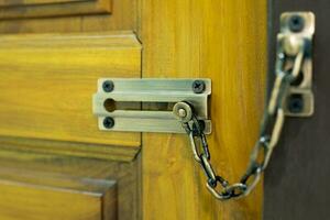puerta cerrar con llave, cadena bloquear en de madera puerta foto