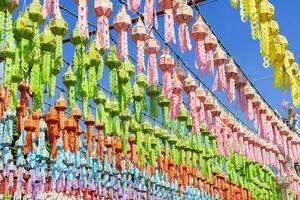 vistoso colgando linternas Encendiendo en loy krathong y nuevo año festival a del Norte de Tailandia foto