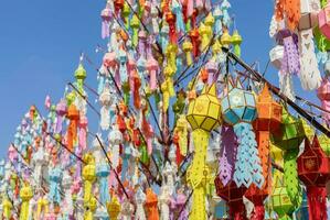 vistoso colgando linternas Encendiendo en loy krathong y nuevo año festival a del Norte de Tailandia foto