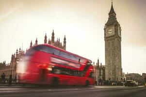largo exposición de grande ben y rojo doble decker autobús. Westminster puente. clásico Londres foto fondo de pantalla.