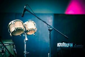 moderno etapa con tambores y mic Listo para musical orquesta actuación foto