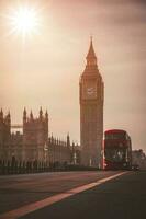 rojo Londres autobús en el Westminster puente y grande ben torre en el antecedentes. foto