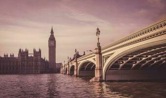 Londres grande ben y Westminster puente a puesta de sol. foto