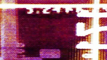 les pixels de l'écran de télévision fluctuent avec la couleur et le mouvement vidéo - boucle video