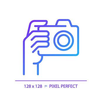 mano con cámara píxel Perfecto degradado lineal vector icono. persona tomando Disparo con término análogo equipo. fotógrafo herramienta. Delgado línea color símbolo. moderno estilo pictograma. vector aislado contorno dibujo