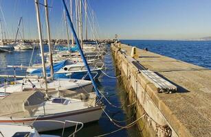 centro de deportes acuáticos muelle con amarrado barcos foto