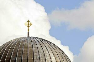 cúpula de iglesia con cruz foto