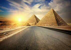 asfaltado la carretera a giza foto