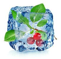 Cereza en hielo cubo foto