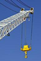 grua con gancho otra vez un azul cielo foto