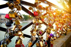 Cerraduras de amor en puente en París foto