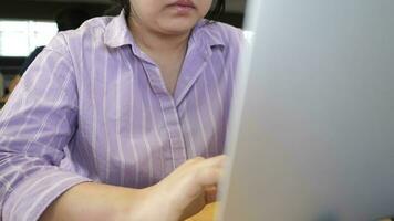 selectivo enfocar, manos de joven adulto mujer utilizar ordenador portátil computadora en al aire libre café tienda video