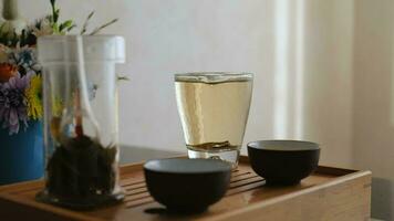 chino té ceremonia. té conjunto en un té tablero. fabricación de cerveza élite chino blanco té video