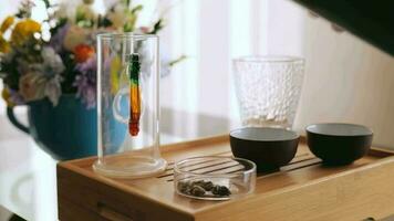 chá mestre derrama ebulição água para dentro uma vidro chaleira para lavar chá utensílios. chinês chá cerimônia video